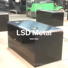 Грузовик под черным ящиком для хранения металла